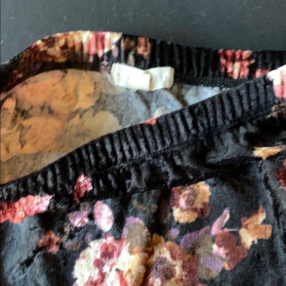 🦄 4/$40 Basic Black Floral Skirt - Picture 6 of 6